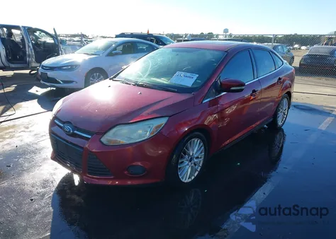 2014 Ford Focus Titanium z USA, uszkodzony, nr VIN 1FADP3J21EL409733